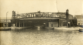 351629 Gezicht op de beweegbare voetbrug voor de insteekhaven van de N.V. Utrechtsche Houthandel, voorheen houthandel ...